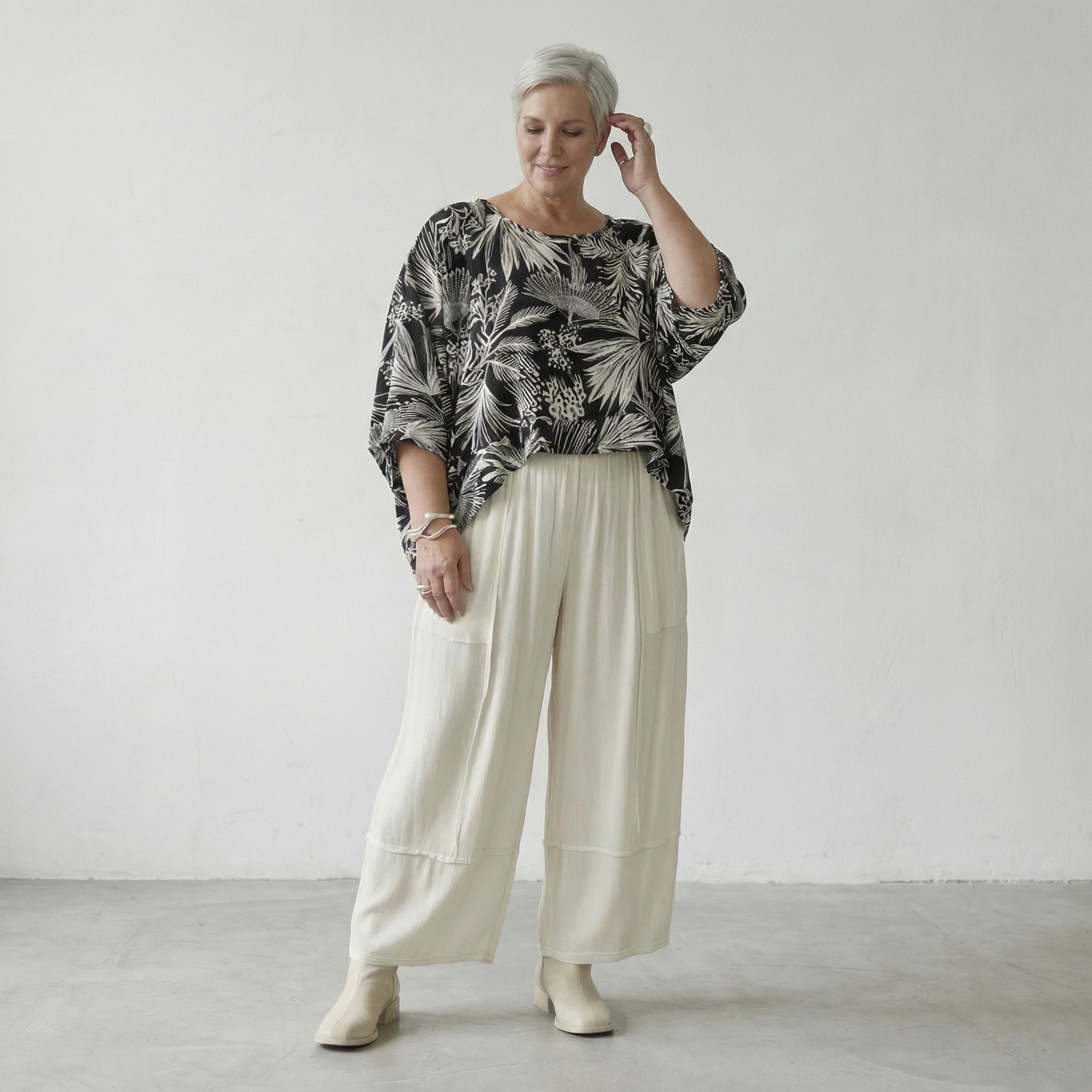 Ausgefallener Oversize Überwurf in luftig leichter Leinen Optik mit Blumenmuster, lässig leger, Schwarz/Weiß