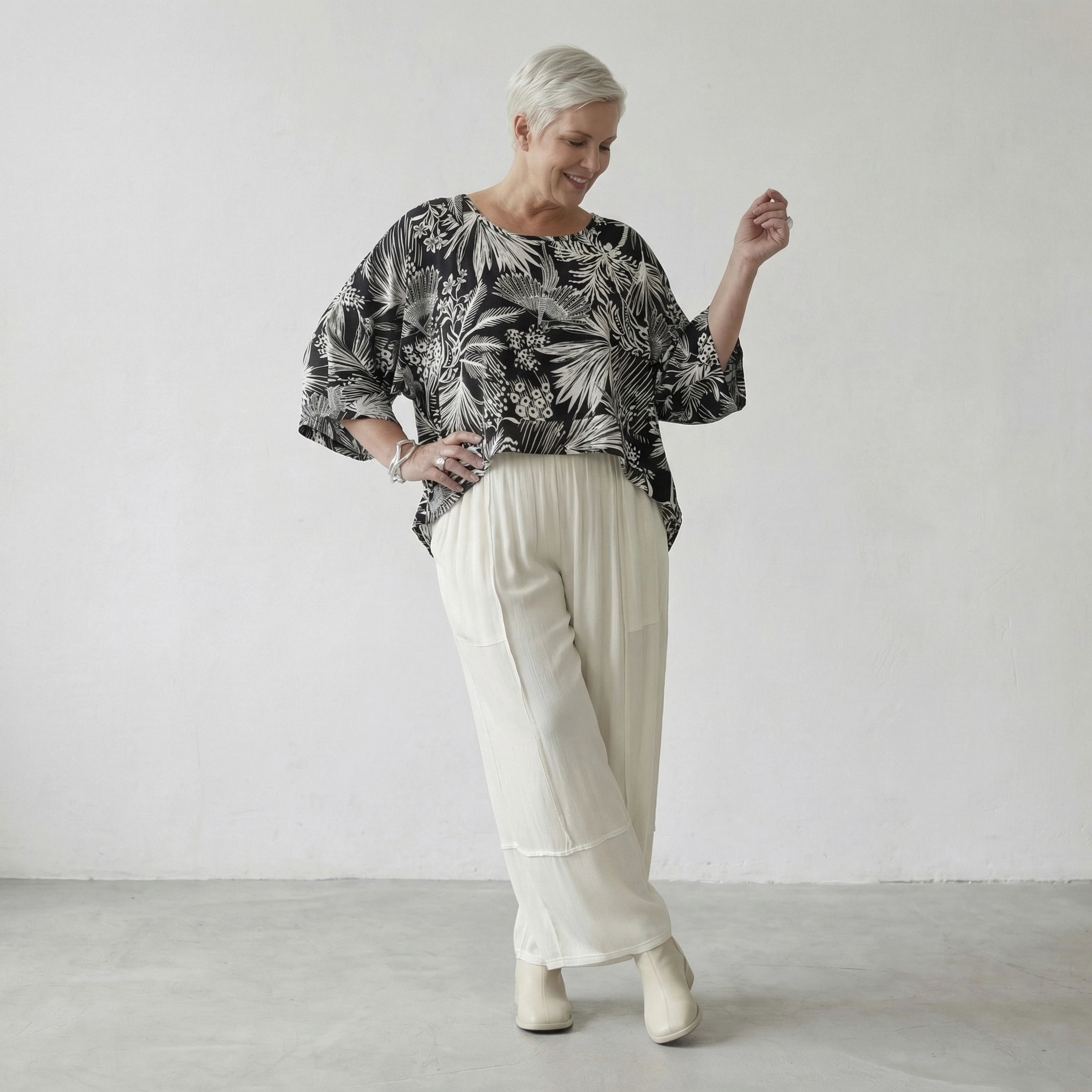Ausgefallener Oversize Überwurf in luftig leichter Leinen Optik mit Blumenmuster, lässig leger, Schwarz/Weiß