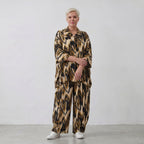 Bluse mit schwarzbeigem Batikmuster aus leichter Popeline mit 3/4-Ärmeln und Kragen