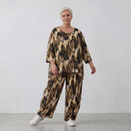 Ballonhose in Schwarzbeige mit Batikmuster lockerem Schnitt und aufgesetzten Taschen