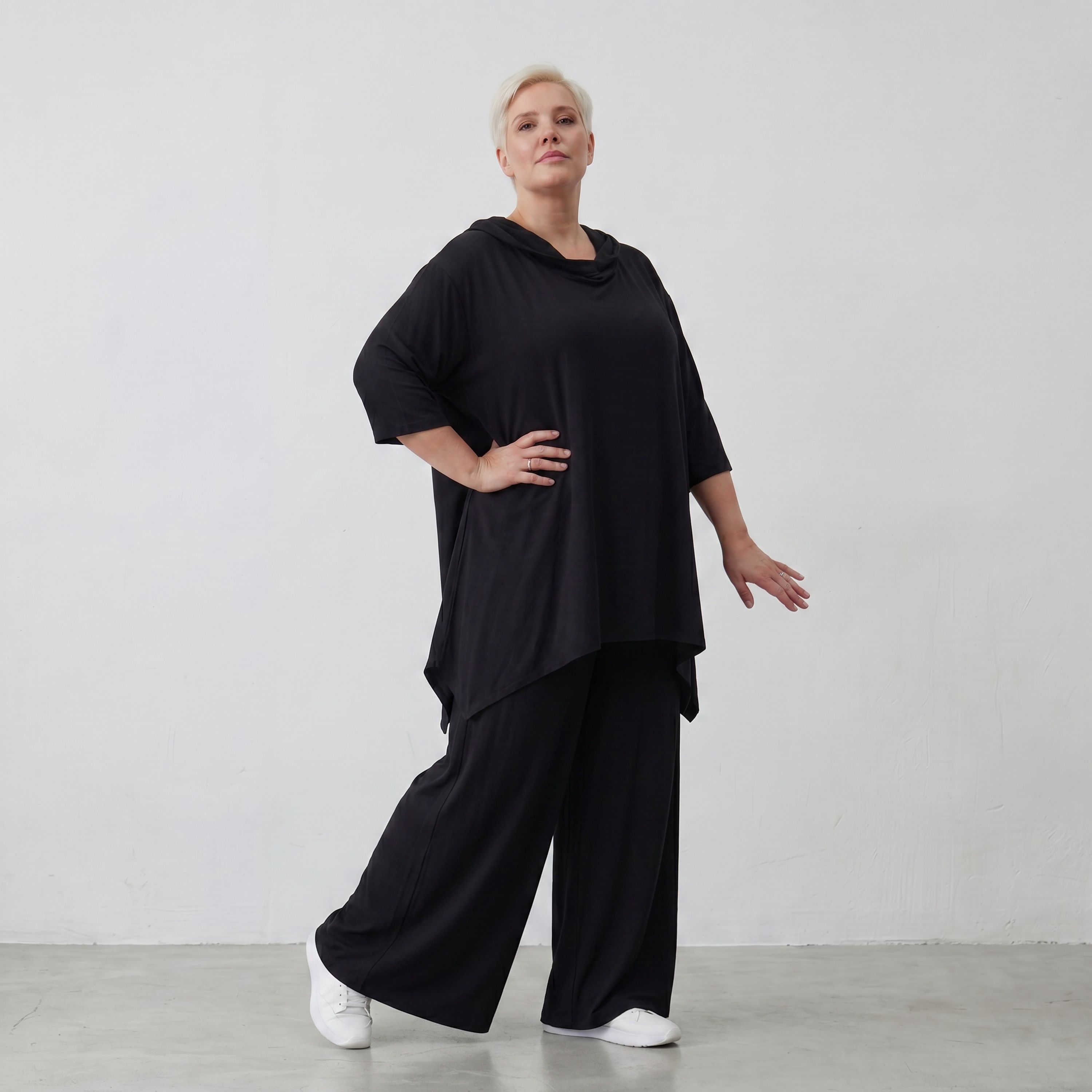 Fließendes Shirt in Schwarz mit Zipfelkapuze und Dreiviertelarm aus weichem Viskosejersey