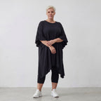 Fließendes Shirt aus Viskose Jersey in Schwarz mit Volantärmeln und A-Linie Silhouette