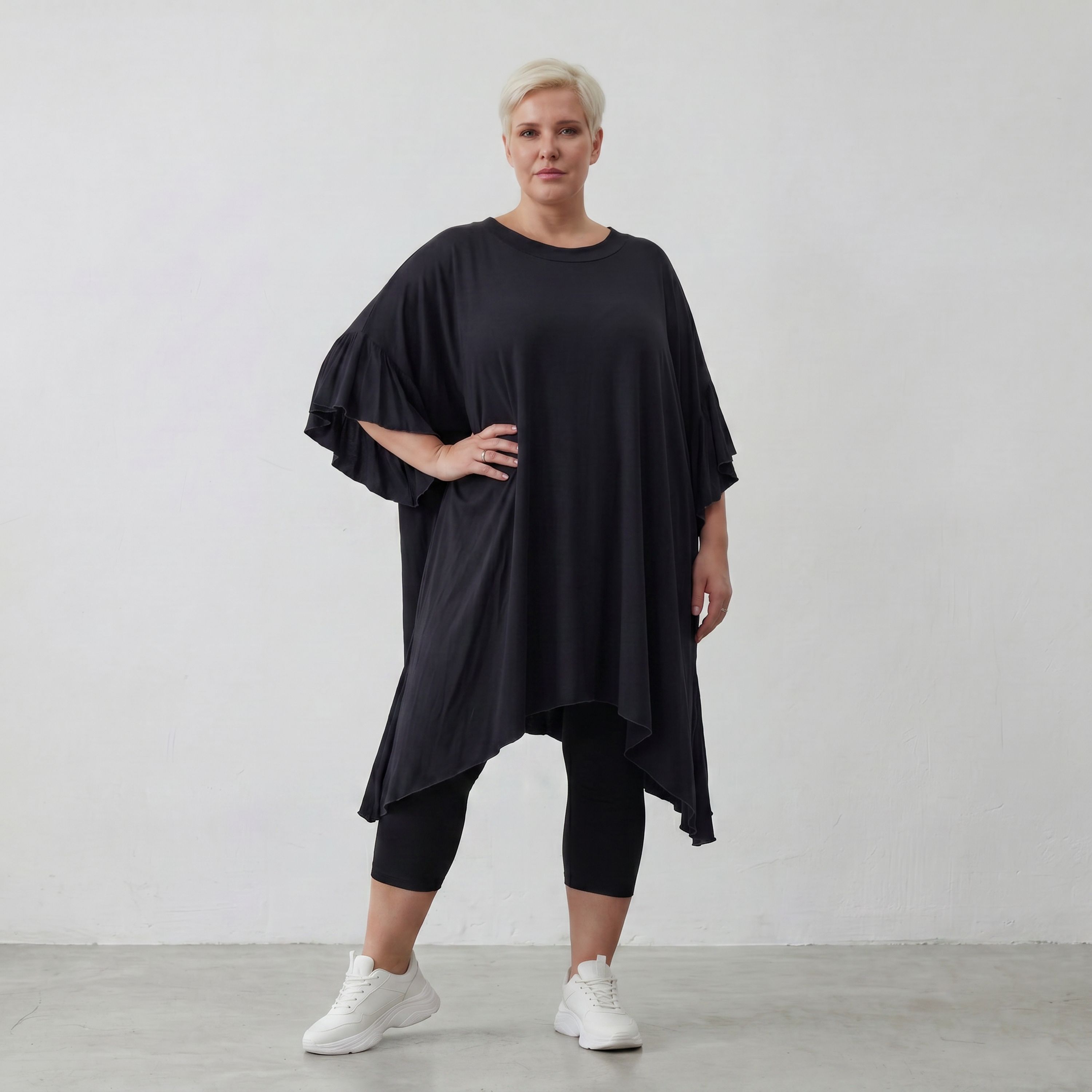 Fließendes Shirt aus Viskose Jersey in Schwarz mit Volantärmeln und A-Linie Silhouette