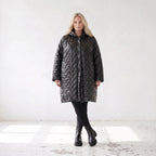 Schwarze Steppjacke mit Kapuze im Ballonschnitt oversized mit Grafikmuster und Taschen
