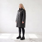 Schwarze Steppjacke mit Kapuze im Ballonschnitt oversized mit Grafikmuster und Taschen