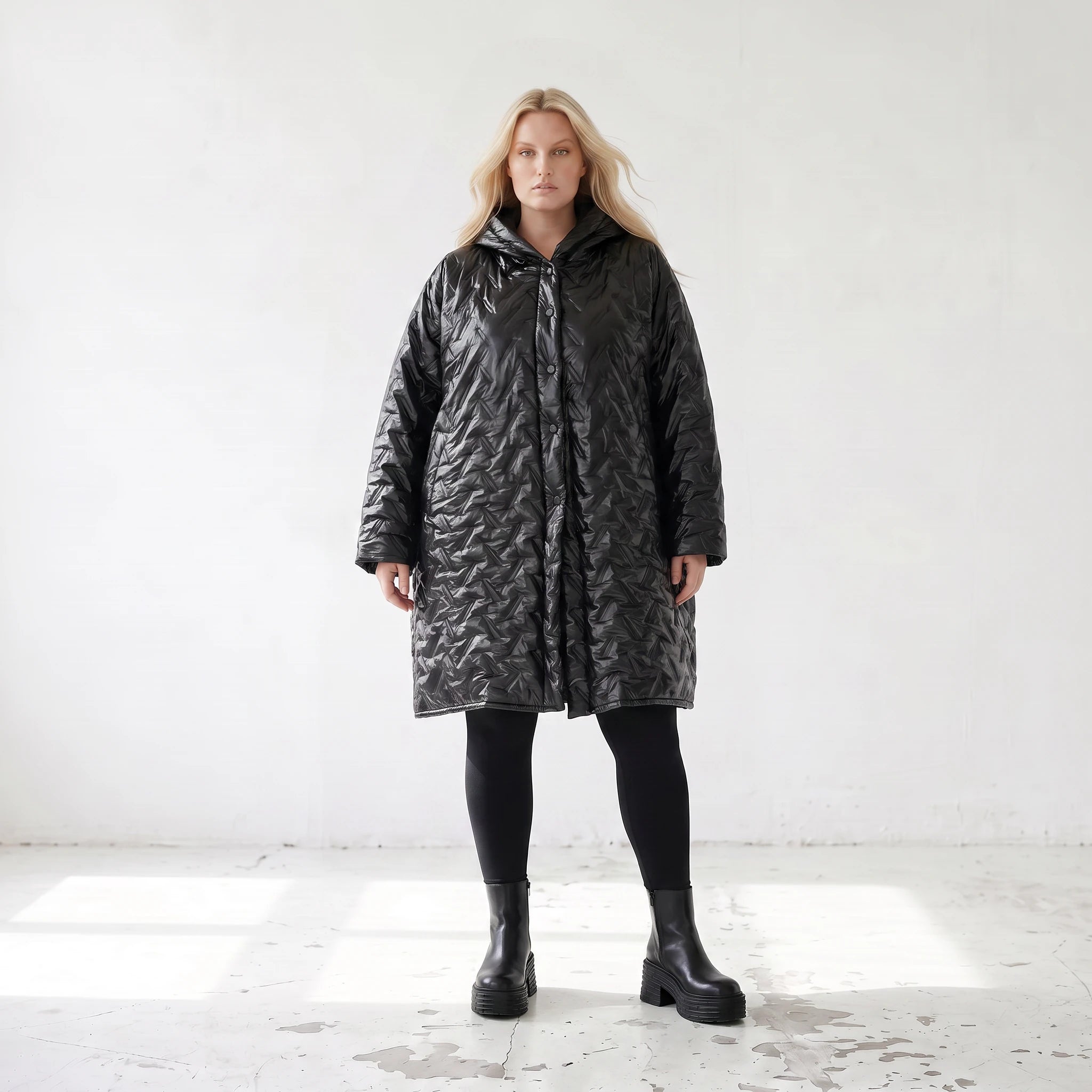 Schwarze Steppjacke mit Kapuze im Ballonschnitt oversized mit Grafikmuster und Taschen