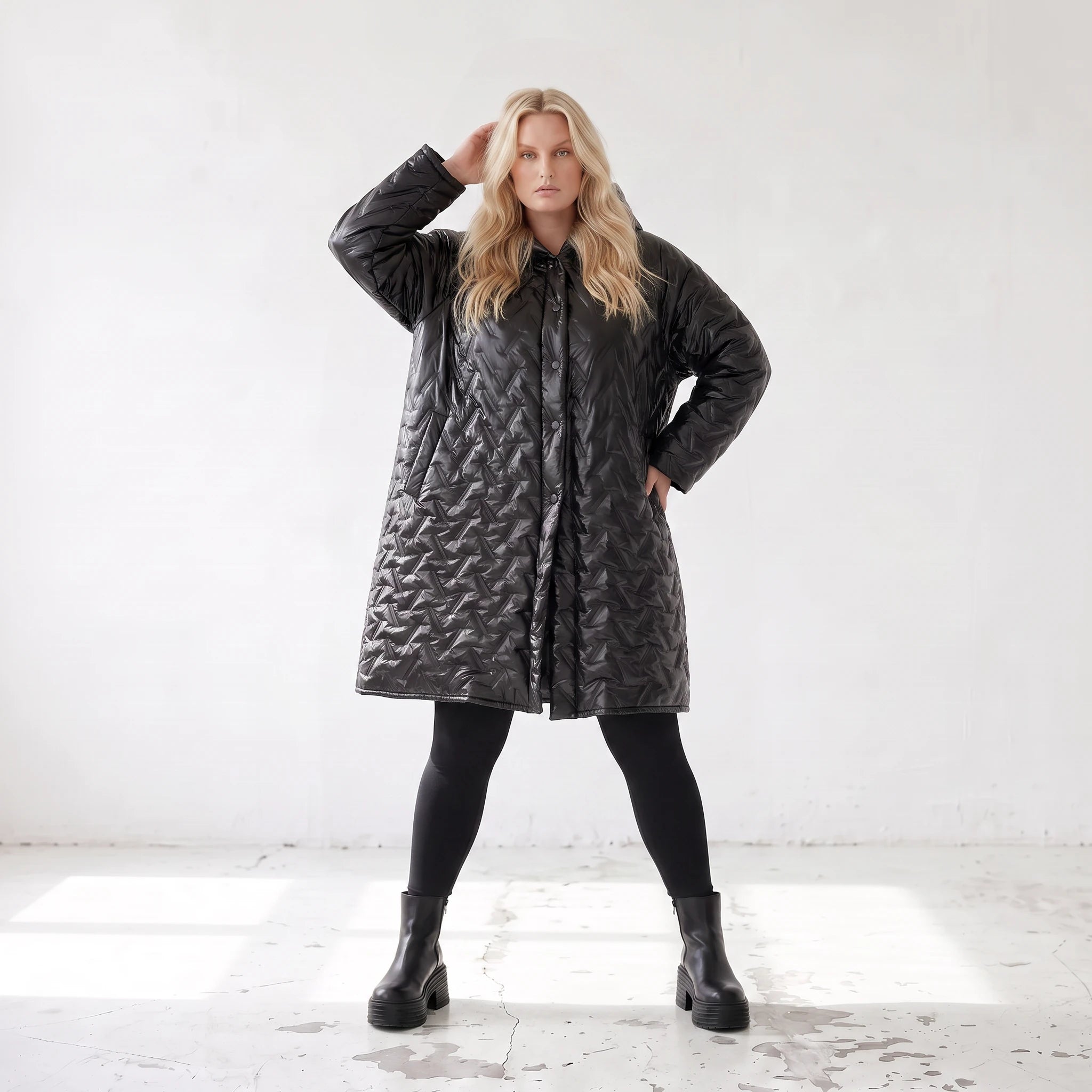 Schwarze Steppjacke mit Kapuze im Ballonschnitt oversized mit Grafikmuster und Taschen