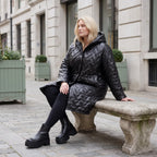 Schwarze Steppjacke mit Kapuze im Ballonschnitt oversized mit Grafikmuster und Taschen