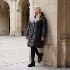 Schwarze Steppjacke mit Kapuze im Ballonschnitt oversized mit Grafikmuster und Taschen