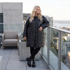 Schwarze Steppjacke mit Kapuze im Ballonschnitt oversized mit Grafikmuster und Taschen