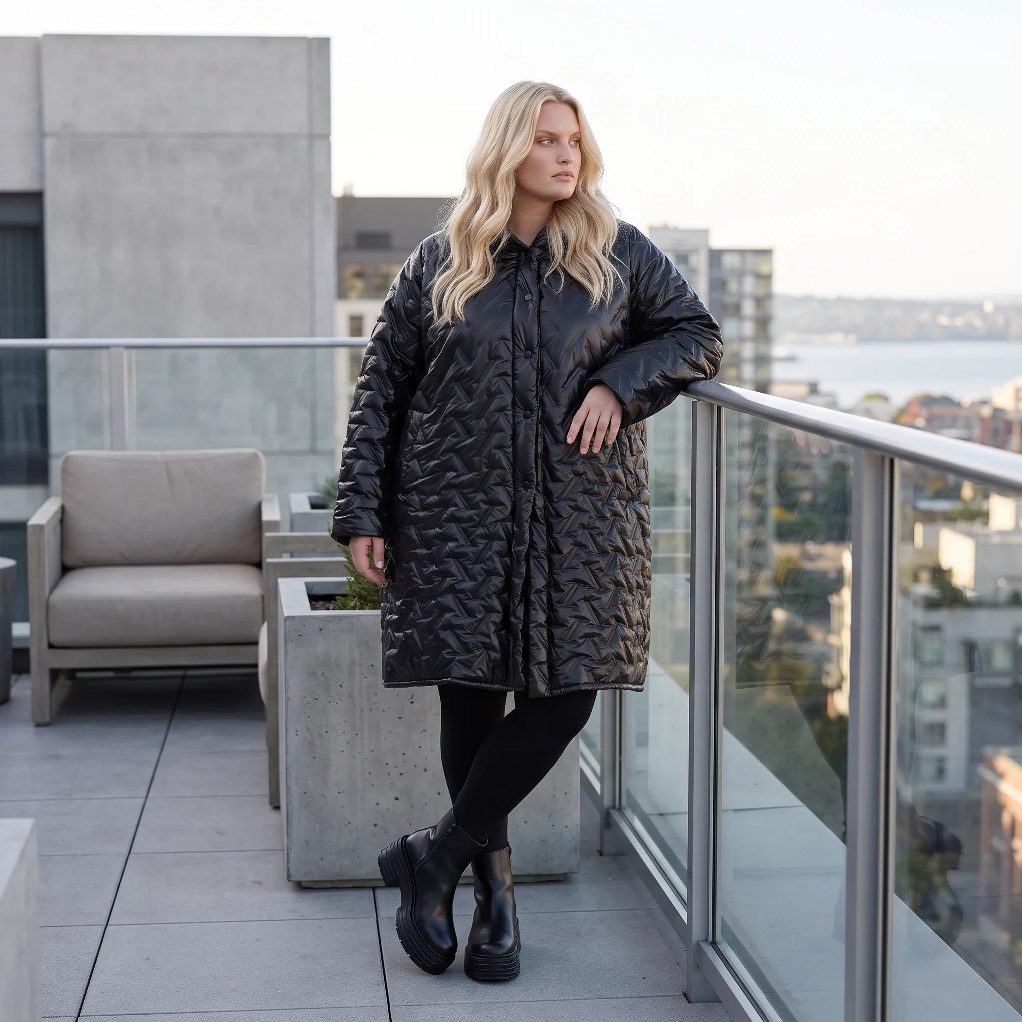 Schwarze Steppjacke mit Kapuze im Ballonschnitt oversized mit Grafikmuster und Taschen