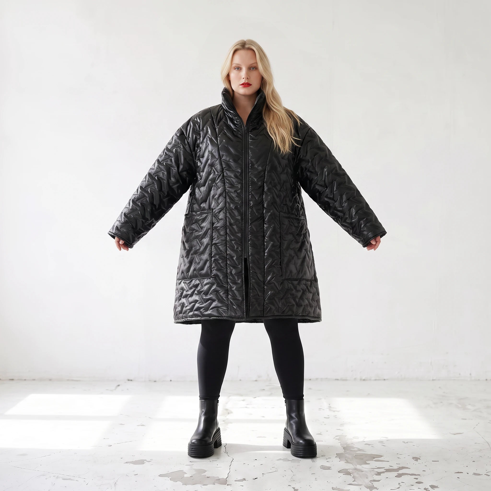 Schwarzer Vokuhilamantel gesteppt mit Grafikmuster Stehkragen und aufgesetzten Taschen