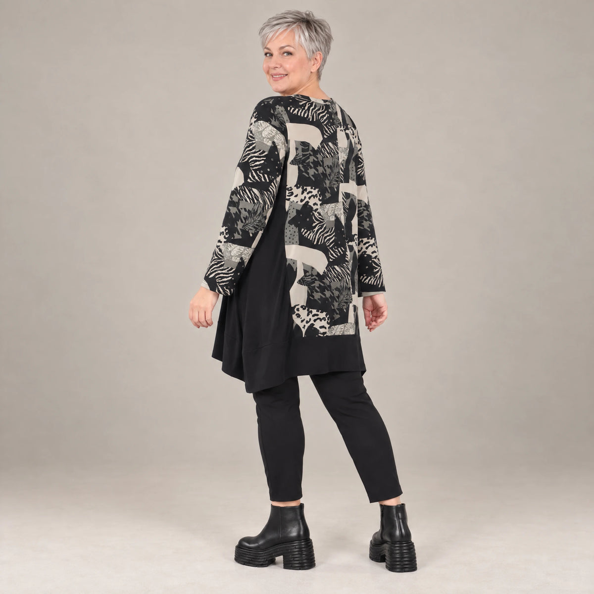 A-Form Shirt in Schwarznatur mit Jacquardmuster aus Viskose Oversize weit mit Rundhals