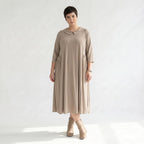 Beiges Ballonkleid Oversize mit Kragen und Taschen aus softem Slinky für Übergangszeit
