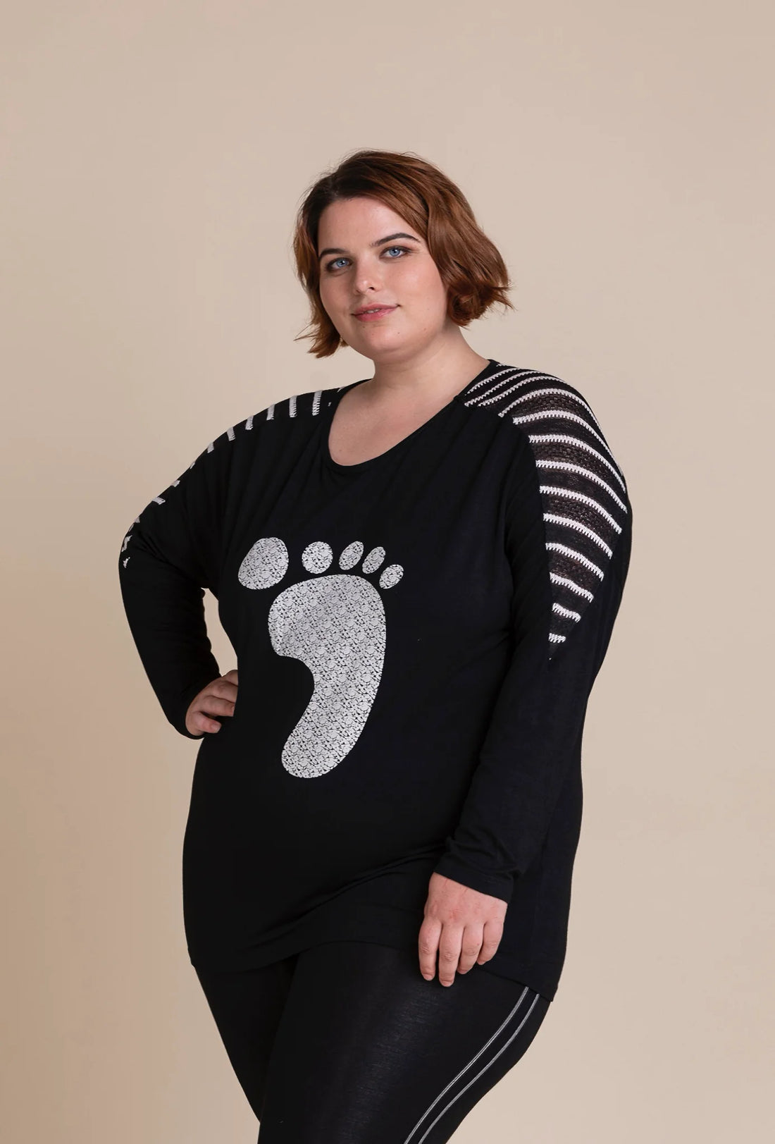  Legeres Shirt in Schwarz-Weiß mit feinen Streifen und geradem Schnitt für Plus Size Fashion