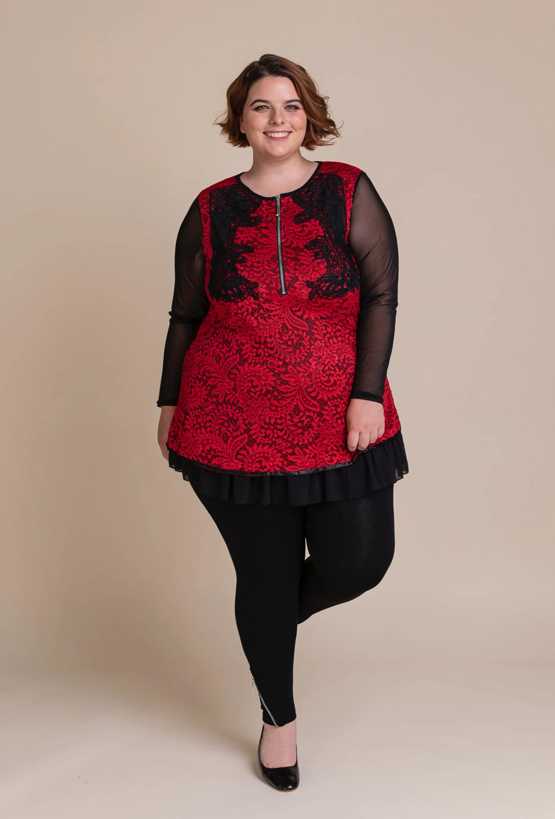  Luftiges Shirt in Rot-Schwarz mit floralem Muster und feiner Spitze für einen legeren Look