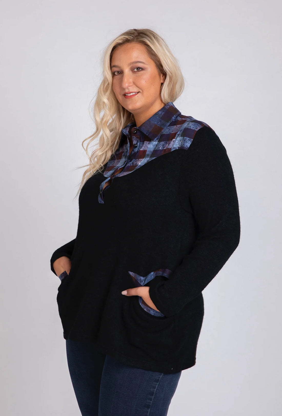  Schickes Oversize-Shirt in Schwarz-Blau mit Karo-Muster und praktischen Taschen für Curvy Mode