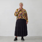 Kurze mehrfarbige Chiffonjacke mit Blumenmuster Stehkragen und aufgesetzten Taschen