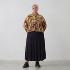 Kurze mehrfarbige Chiffonjacke mit Blumenmuster Stehkragen und aufgesetzten Taschen