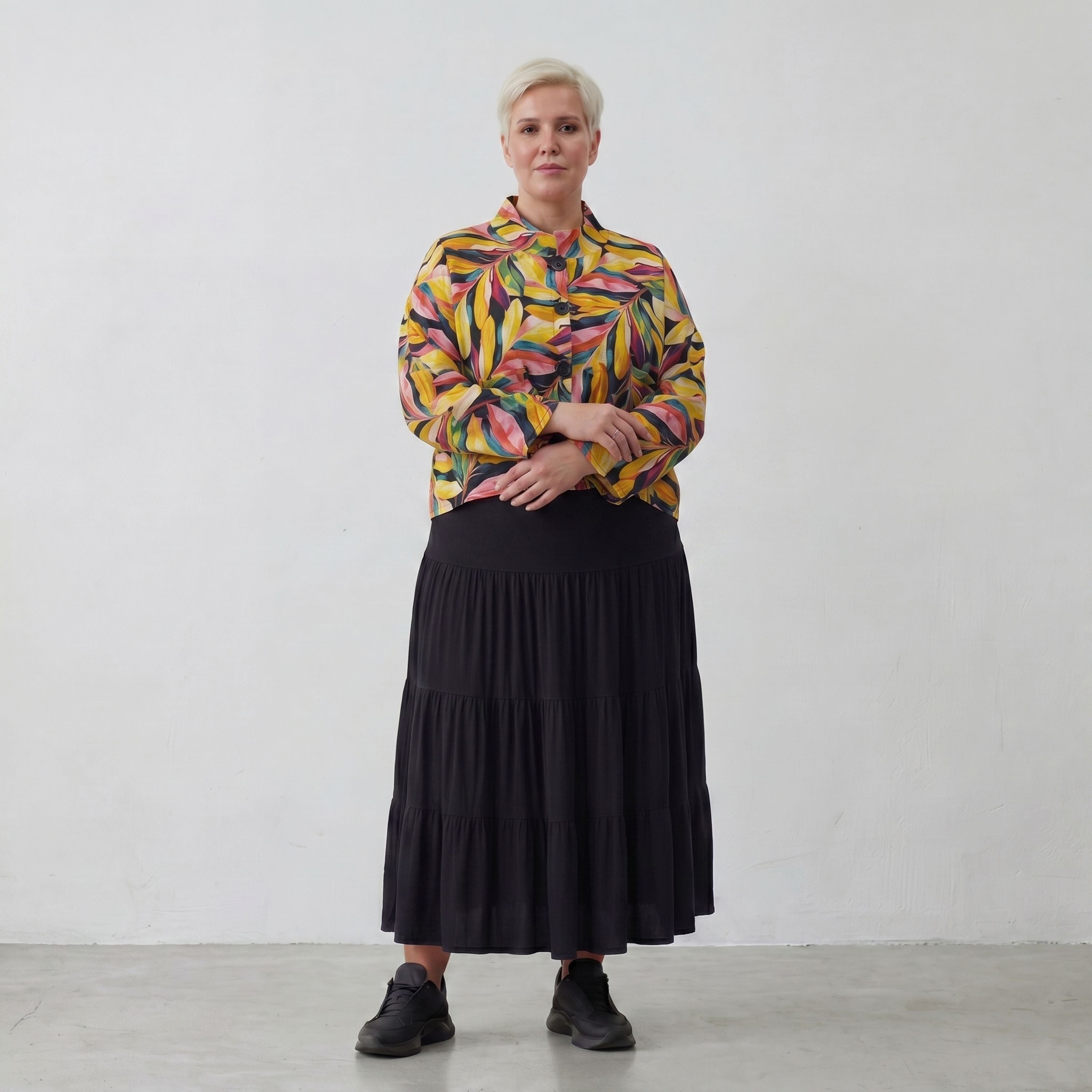 Kurze mehrfarbige Chiffonjacke mit Blumenmuster Stehkragen und aufgesetzten Taschen
