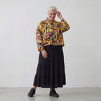 Kurze mehrfarbige Chiffonjacke mit Blumenmuster Stehkragen und aufgesetzten Taschen