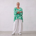 Lässiges Oversized Shirt in Grün mit weißem Muster sowie Vorne kurz Hinten langem Schnitt