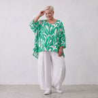 Lässiges Oversized Shirt in Grün mit weißem Muster sowie Vorne kurz Hinten langem Schnitt