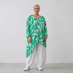 Kurzarmshirt mit asymmetrischem Schnitt in frischem Grün und Weiß für sonnige Sommertage