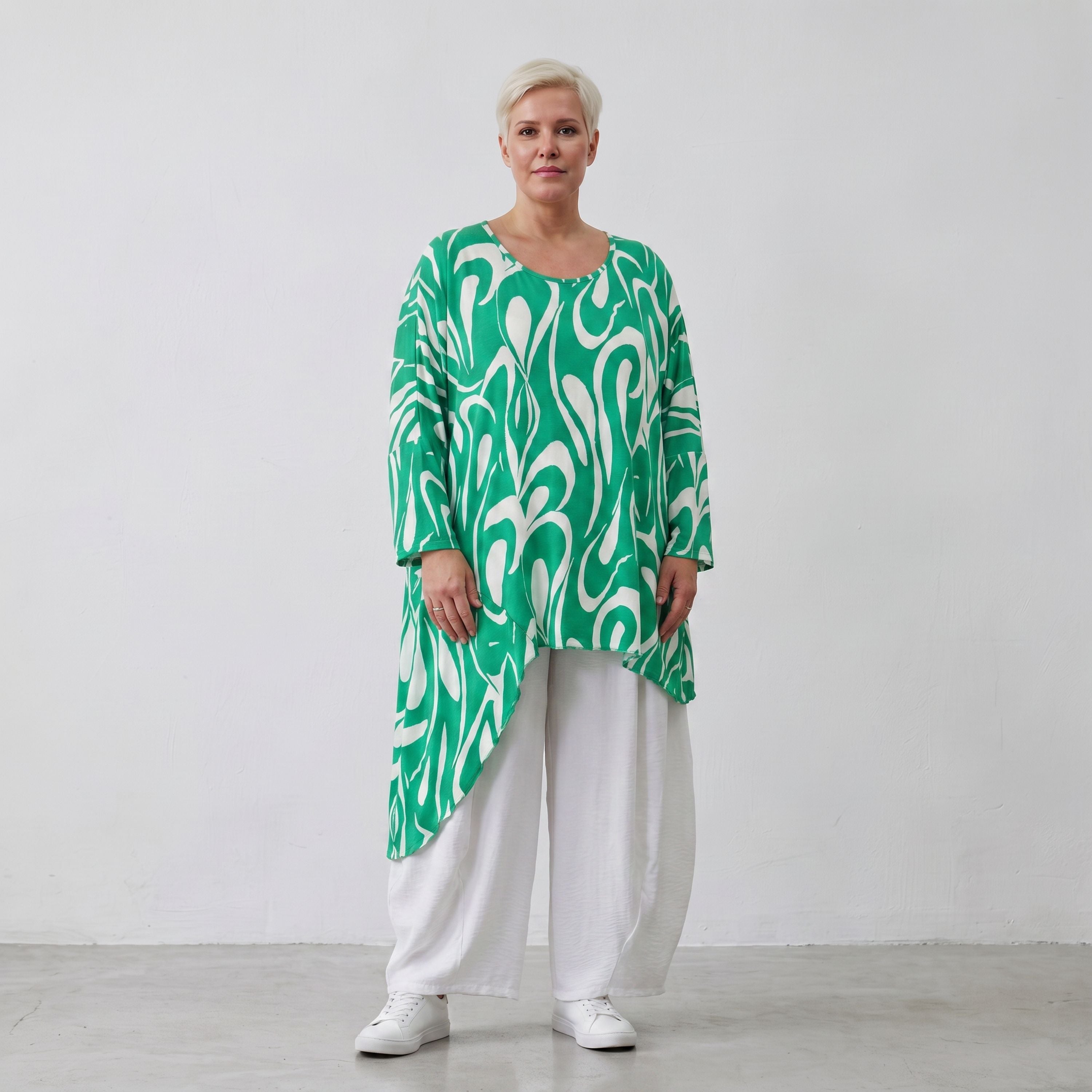 Kurzarmshirt mit asymmetrischem Schnitt in frischem Grün und Weiß für sonnige Sommertage