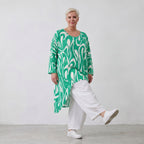 Kurzarmshirt mit asymmetrischem Schnitt in frischem Grün und Weiß für sonnige Sommertage