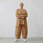 Apfelgrünes Bigshirt in A-Form mit roten Blumen Leinenoptik und Dreiviertelarm Rundhals