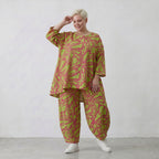 Apfelgrünes Bigshirt in A-Form mit roten Blumen Leinenoptik und Dreiviertelarm Rundhals