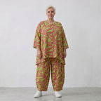 Apfelgrünes Bigshirt in A-Form mit roten Blumen Leinenoptik und Dreiviertelarm Rundhals