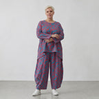 Bigshirt in blauroter Leinenoptik mit Blumenmuster Rundhals kastig vorne kurz hinten lang