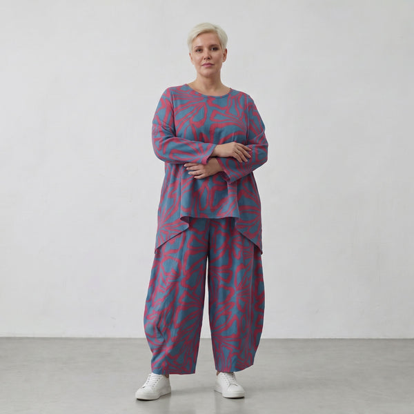 Bigshirt in blauroter Leinenoptik mit Blumenmuster Rundhals kastig vorne kurz hinten lang