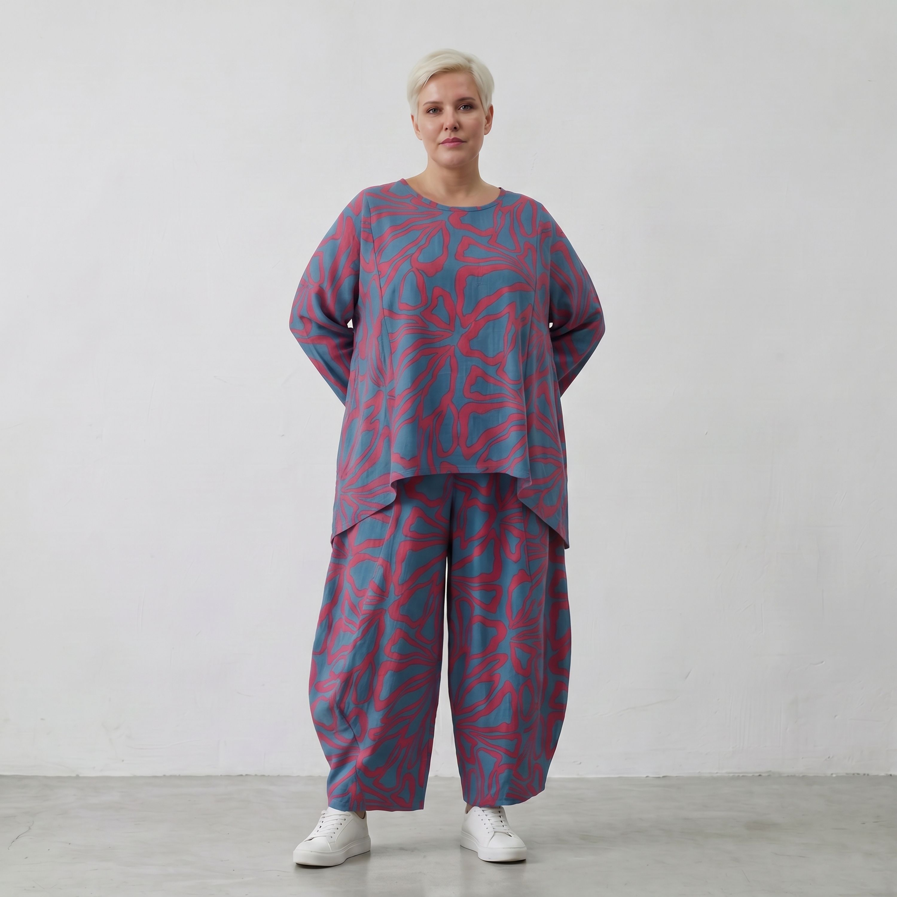 Bigshirt in blauroter Leinenoptik mit Blumenmuster Rundhals kastig vorne kurz hinten lang