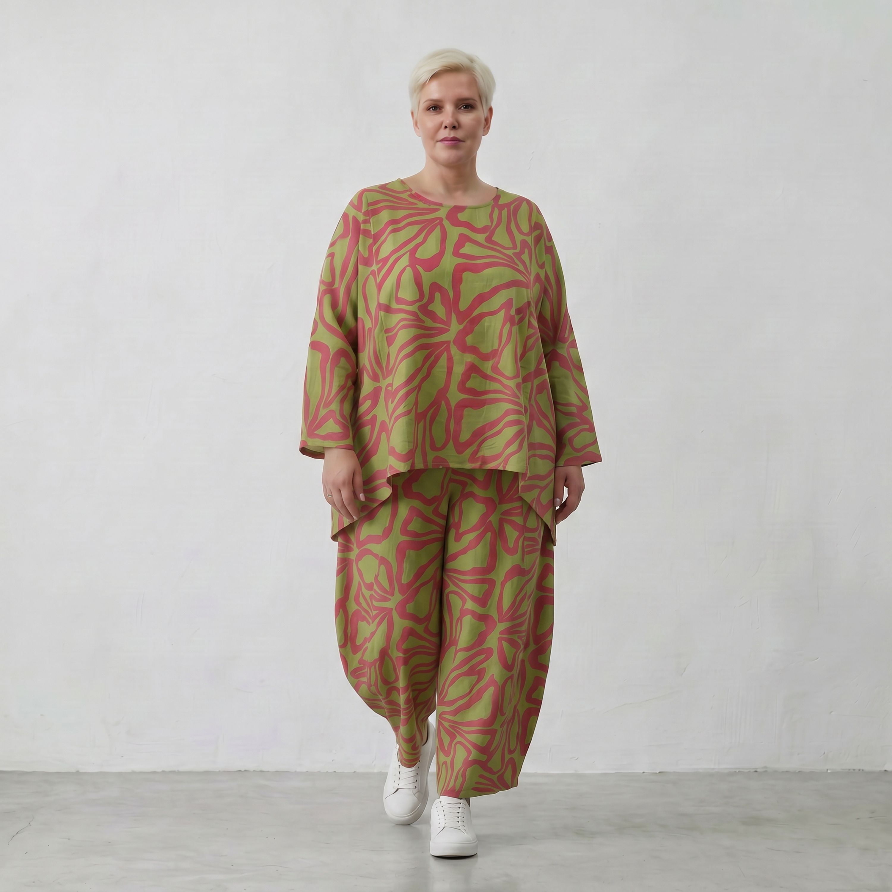Apfelgrünes Bigshirt mit roten Blumen kastig geschnitten luftig weit mit Overlocksaum