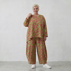 Apfelgrünes Bigshirt mit roten Blumen kastig geschnitten luftig weit mit Overlocksaum