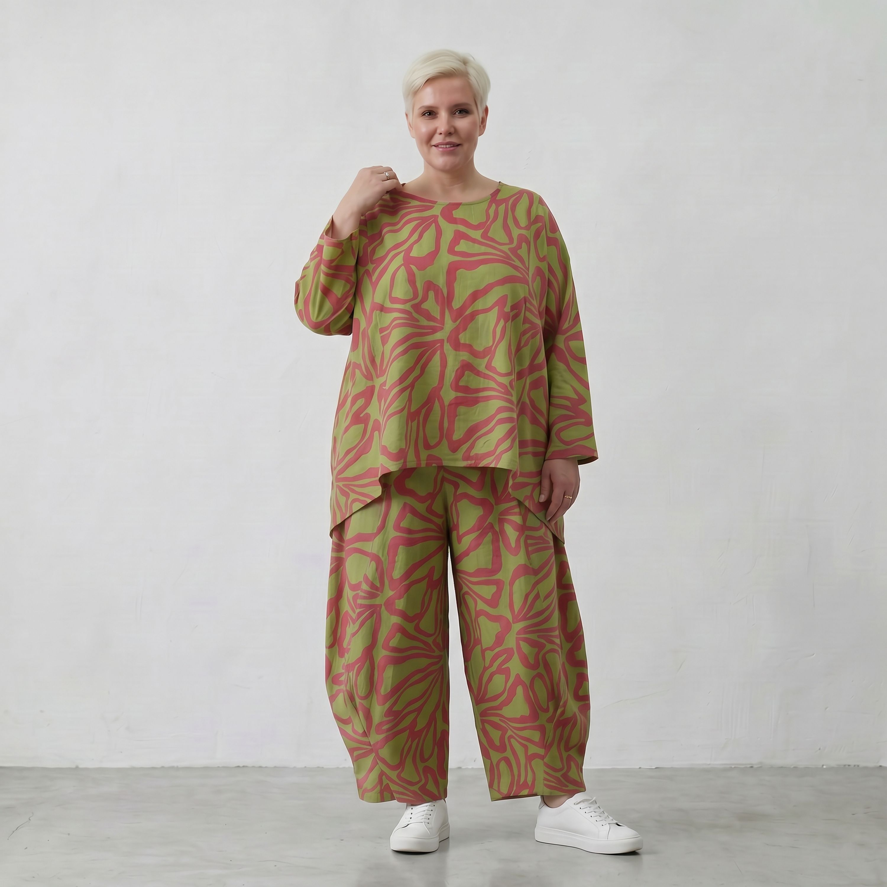 Apfelgrünes Bigshirt mit roten Blumen kastig geschnitten luftig weit mit Overlocksaum