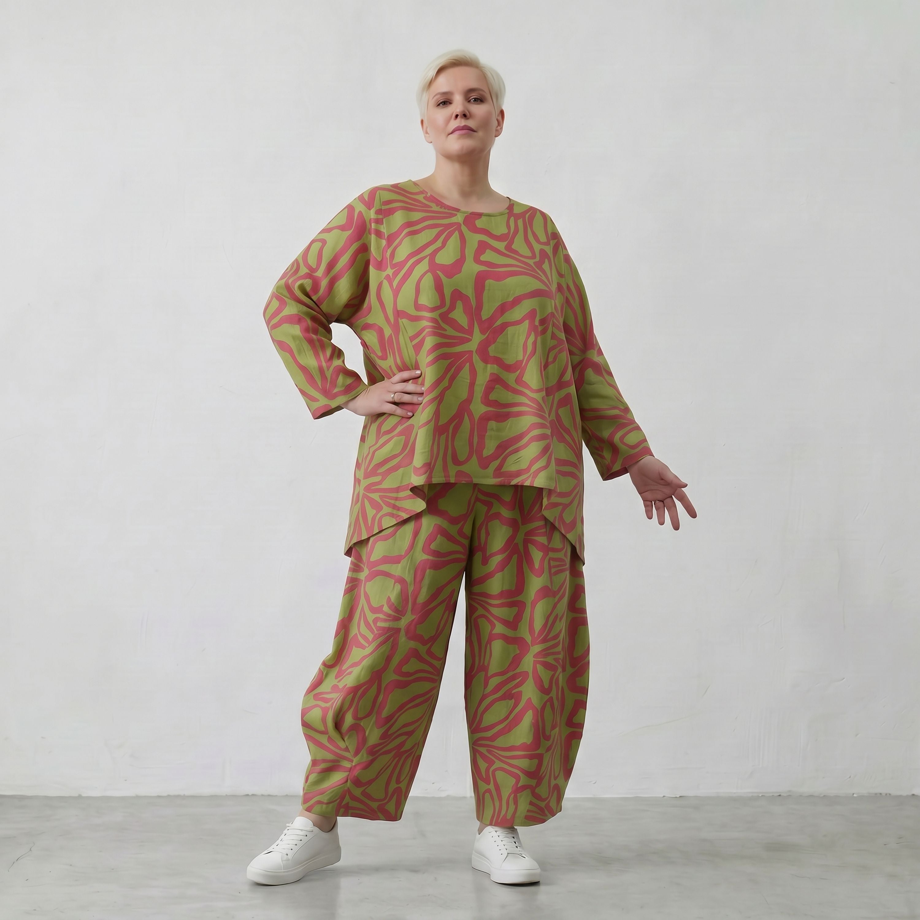 Apfelgrünes Bigshirt mit roten Blumen kastig geschnitten luftig weit mit Overlocksaum