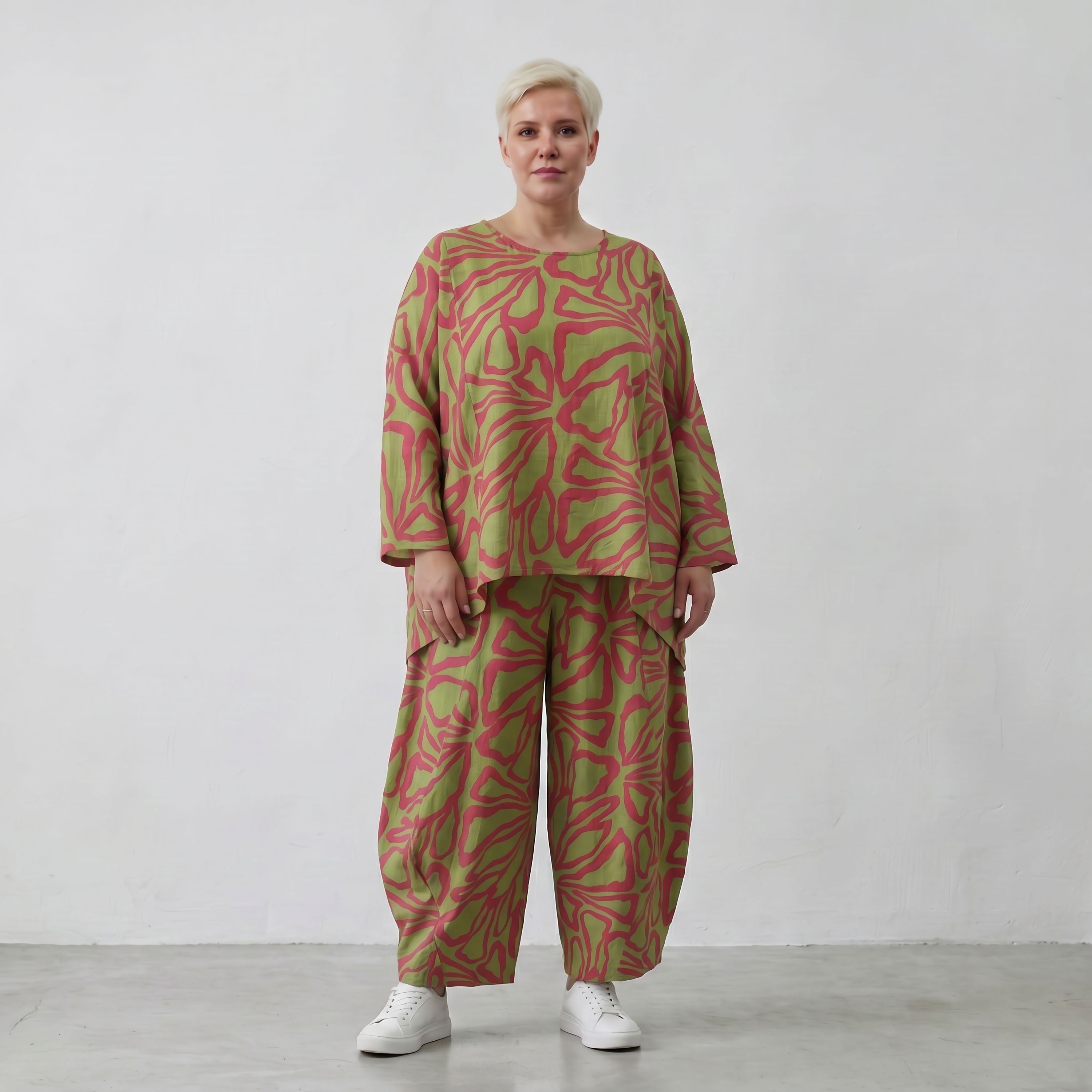 Apfelgrünes Bigshirt mit roten Blumen kastig geschnitten luftig weit mit Overlocksaum