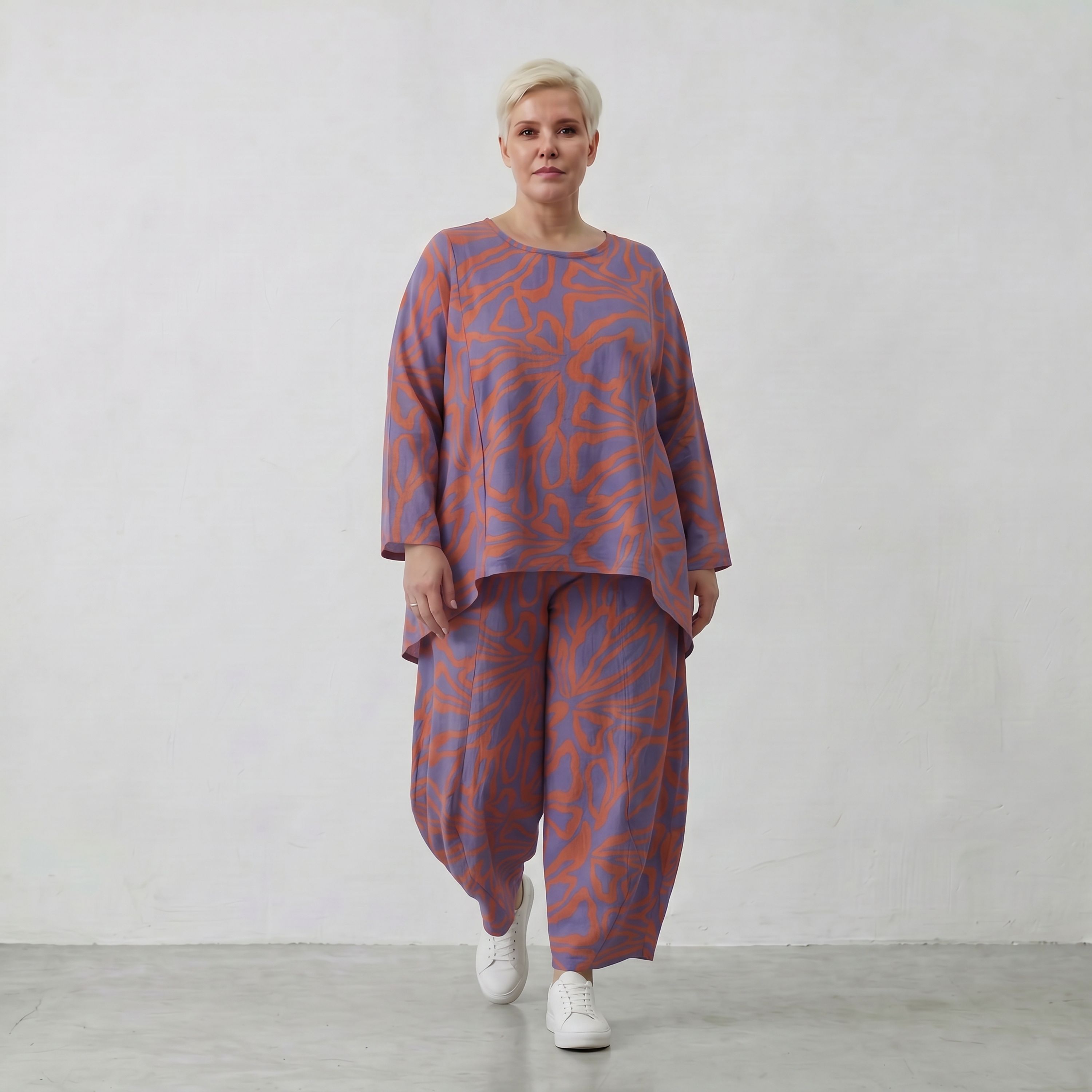 Ballonhose in lilaorange mit Blumenprint weit geschnitten und tiefen aufgesetzten Taschen