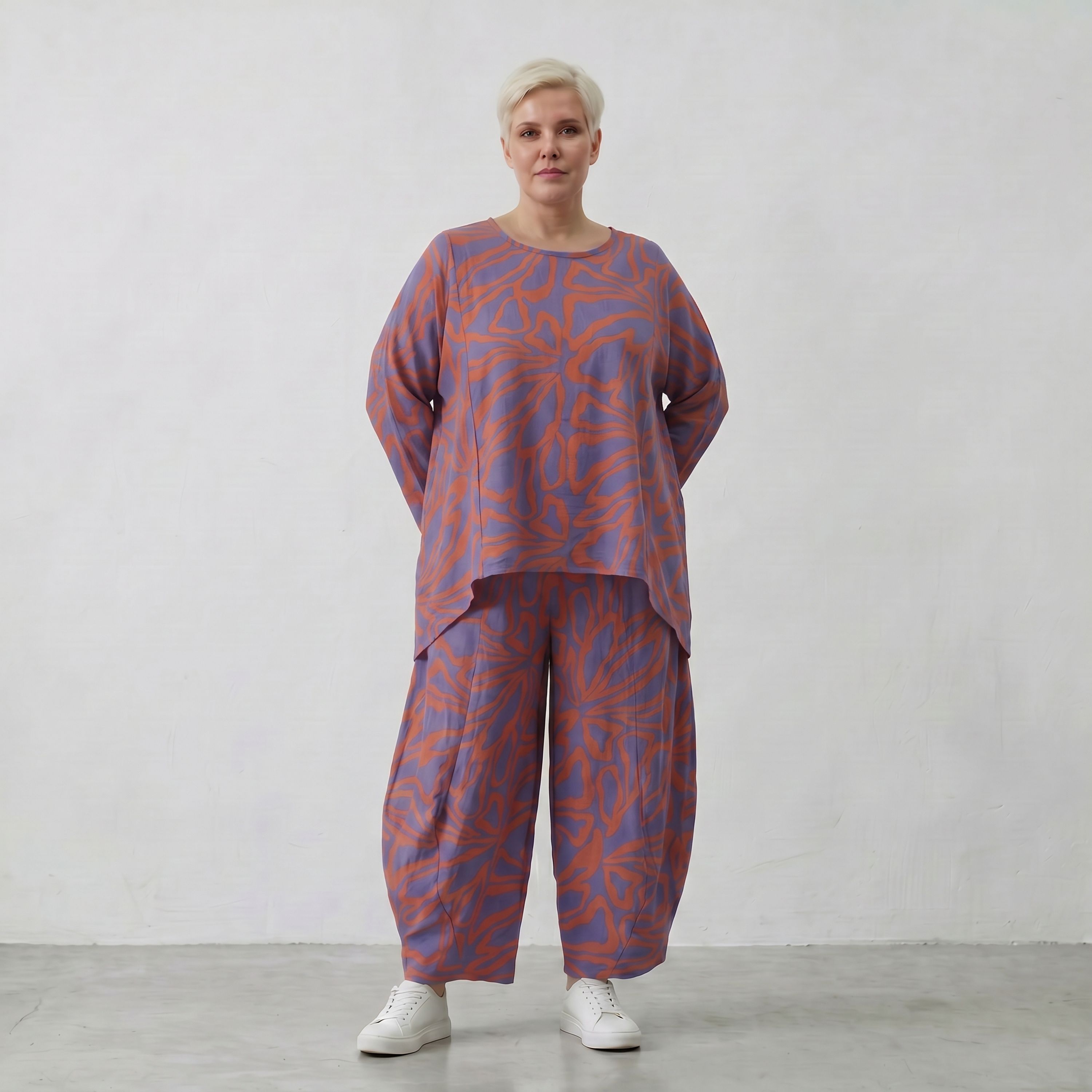 Ballonhose in lilaorange mit Blumenprint weit geschnitten und tiefen aufgesetzten Taschen