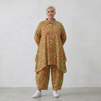 Apfelgrüne A-Form Jacke mit rotem Blumenmuster locker fallend mit Zipfelsaum und Taschen