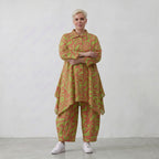 Apfelgrüne A-Form Jacke mit rotem Blumenmuster locker fallend mit Zipfelsaum und Taschen