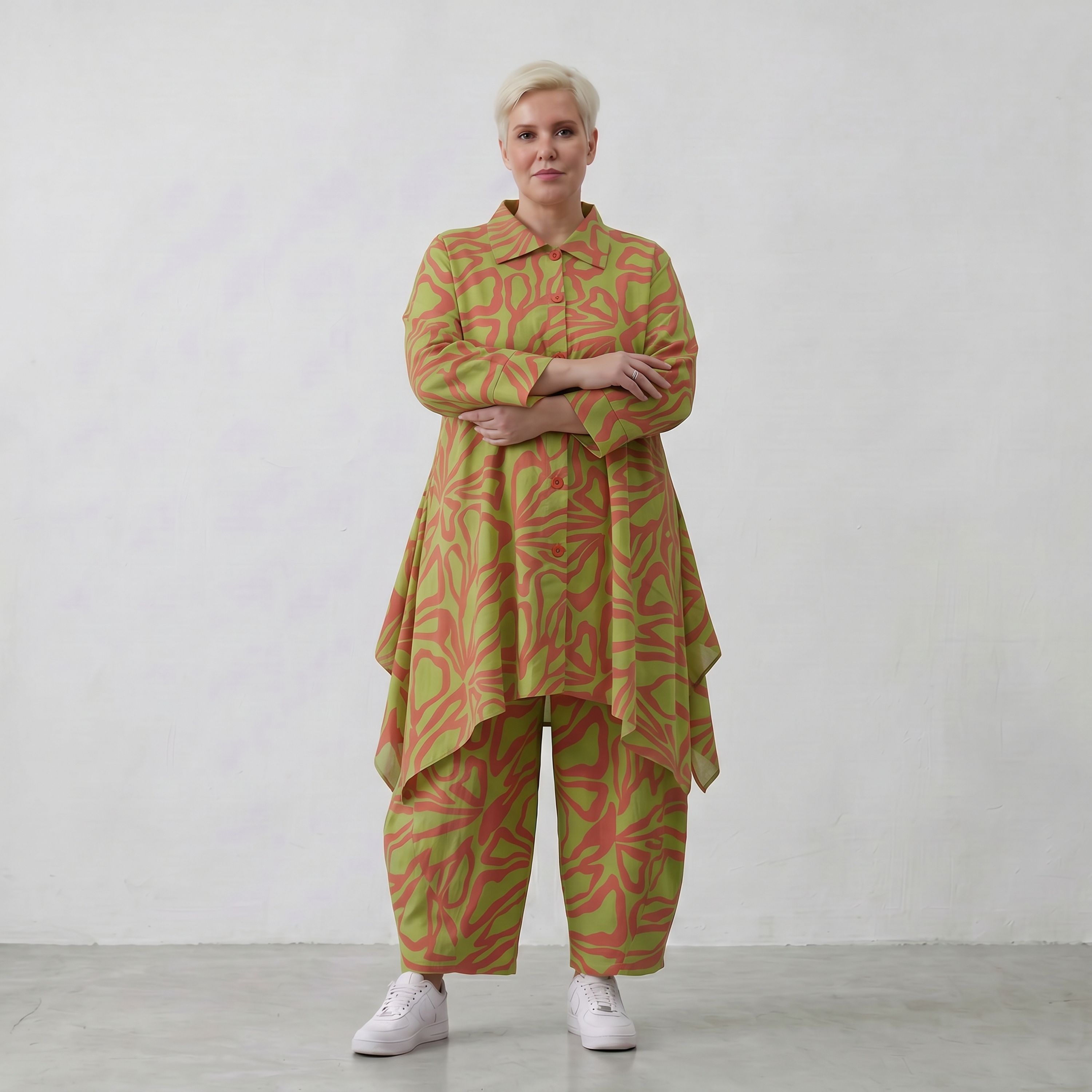 Apfelgrüne A-Form Jacke mit rotem Blumenmuster locker fallend mit Zipfelsaum und Taschen