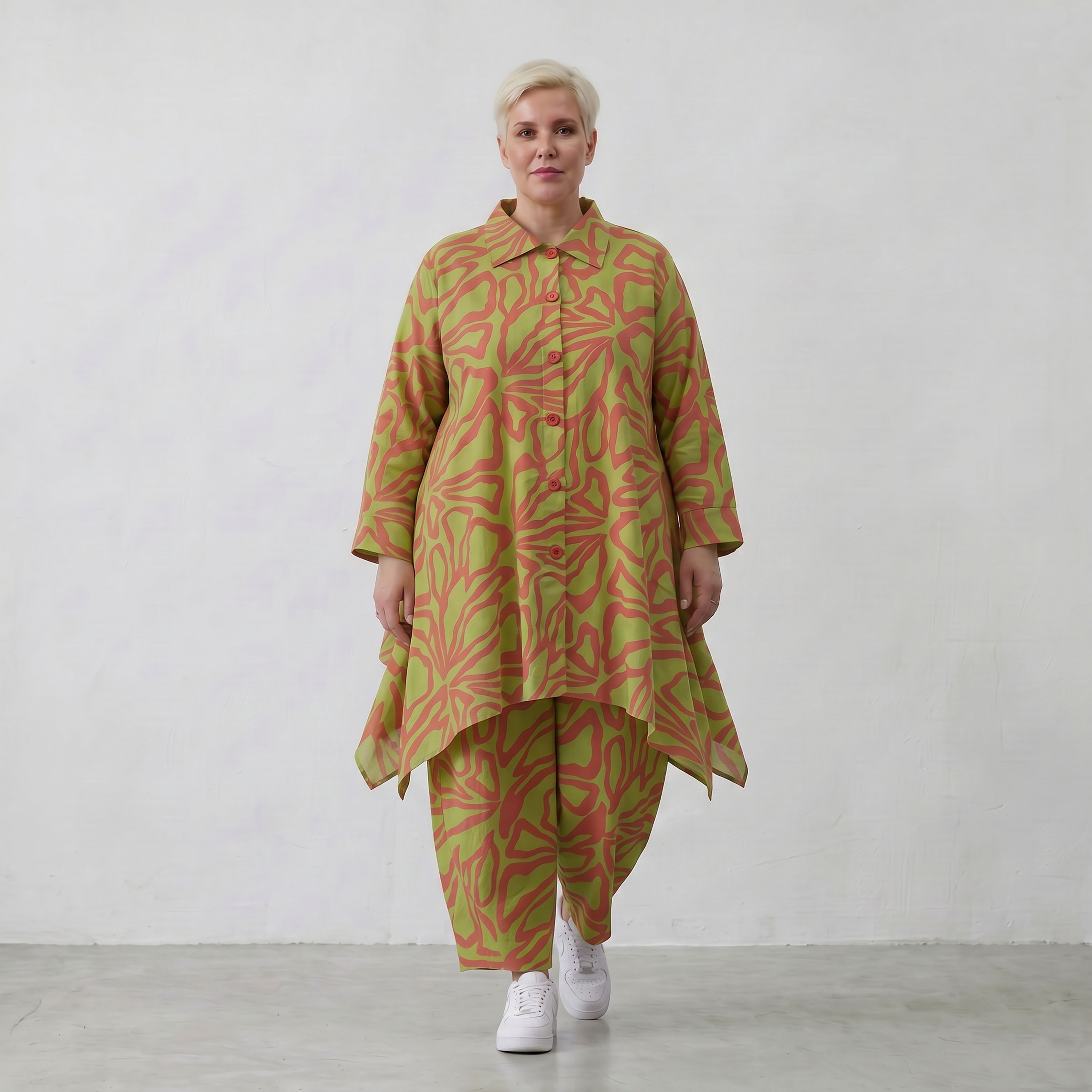 Apfelgrüne A-Form Jacke mit rotem Blumenmuster locker fallend mit Zipfelsaum und Taschen