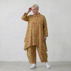 Apfelgrüne A-Form Jacke mit rotem Blumenmuster locker fallend mit Zipfelsaum und Taschen