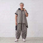 Vokuhila Weste mit Kapuze aus feinem Bengaline Stoff in Schwarz und Weiß mit Seitentaschen