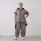 Vokuhila Weste mit Kapuze aus feinem Bengaline Stoff in Schwarz und Weiß mit Seitentaschen